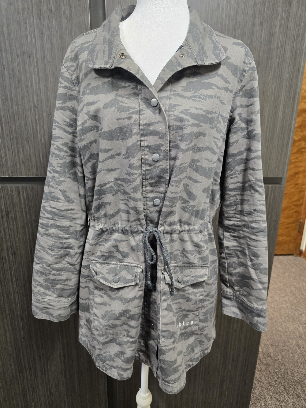 Oakley Women's Medium Gray Tiger Camo Fleece Lined Utility Jacket